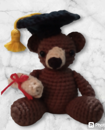 Imagen de 1 Llavero de osito graduacion tejido a crochet.