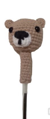 Imagen de 1 osito para lapiz y lapicero tejido a crochet.